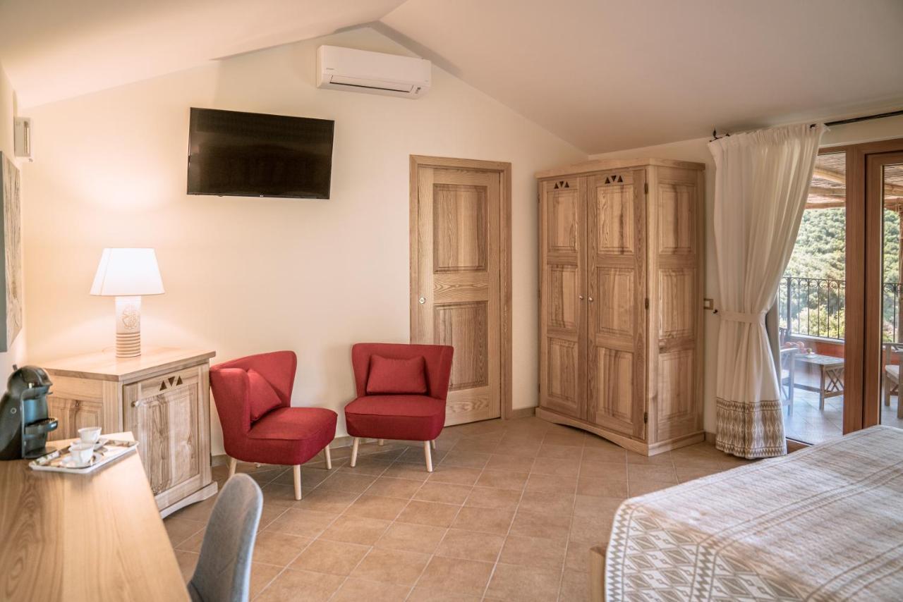 Hotel Aldiola Country Resort Сант'Антонио-ди-Галлура Экстерьер фото