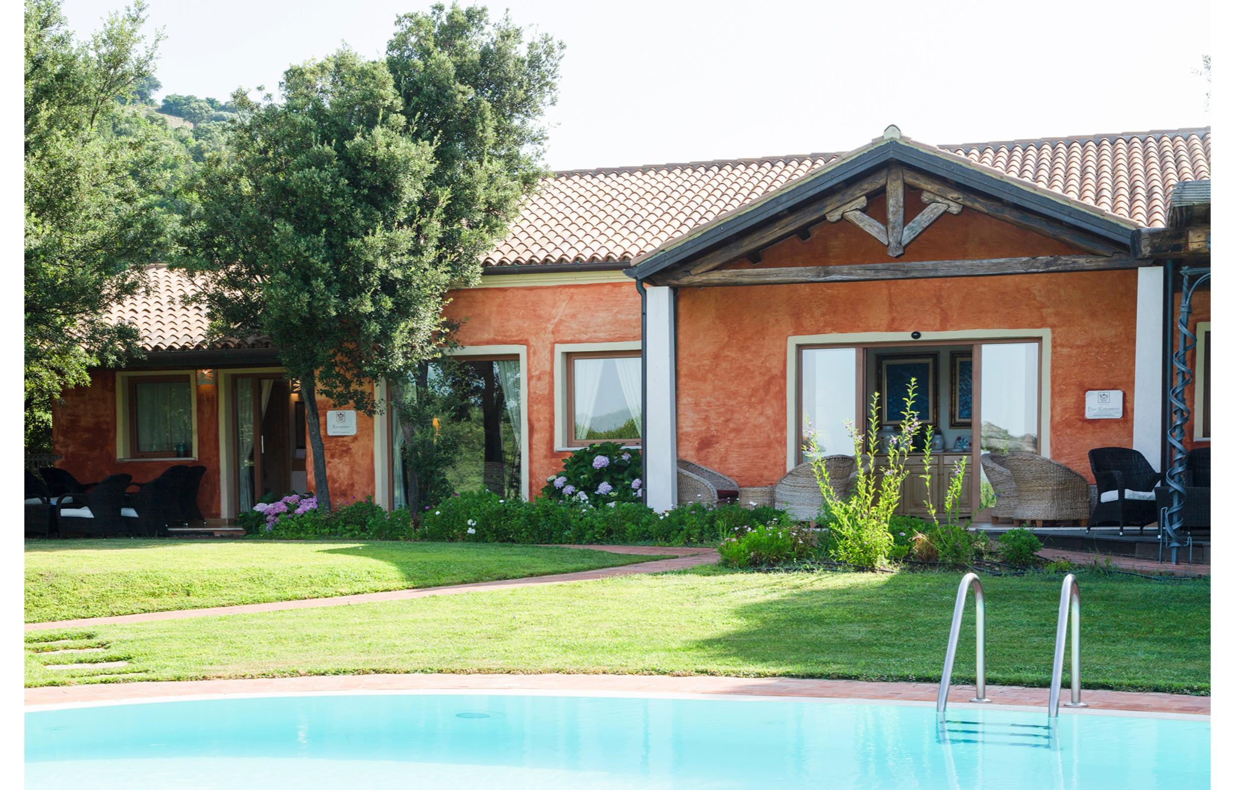 Hotel Aldiola Country Resort Сант'Антонио-ди-Галлура Экстерьер фото