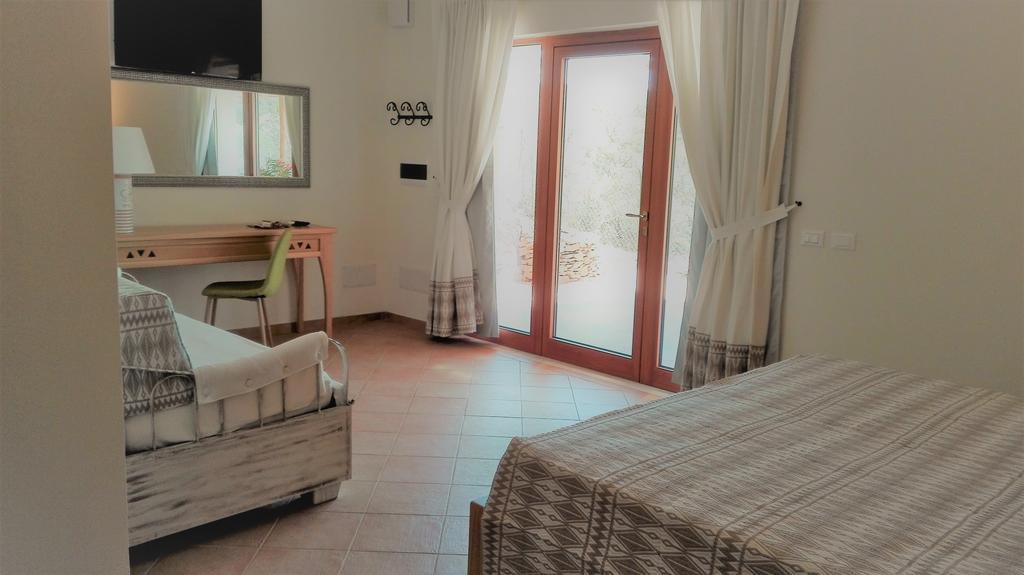 Hotel Aldiola Country Resort Сант'Антонио-ди-Галлура Экстерьер фото